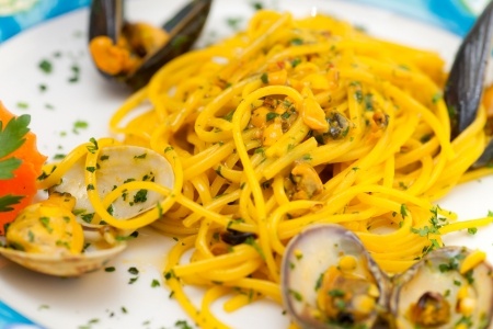 Spaghetti con cozze, vongole e zafferano